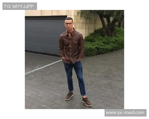 男足球明星无袖背心时尚潮流解析与运动风格搭配技巧分享 男足球明星无袖背心时尚潮流解析与运动风格搭配技巧分享